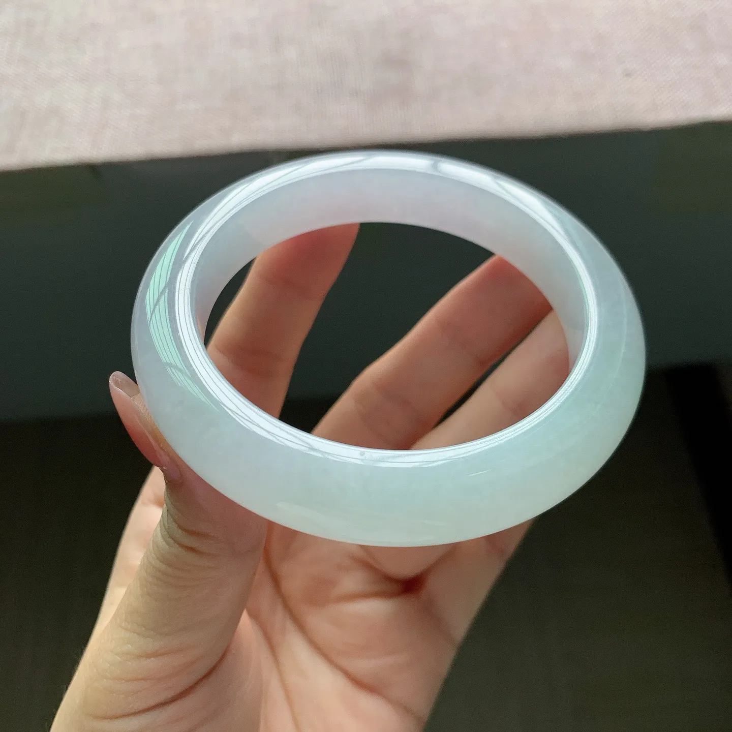 60-61圈口。自然光实拍，老坑翡翠冰紫正圈大圈口厚装翡翠手镯，尺寸:60.4-12.5-10.5mm，无纹裂，重量83.09