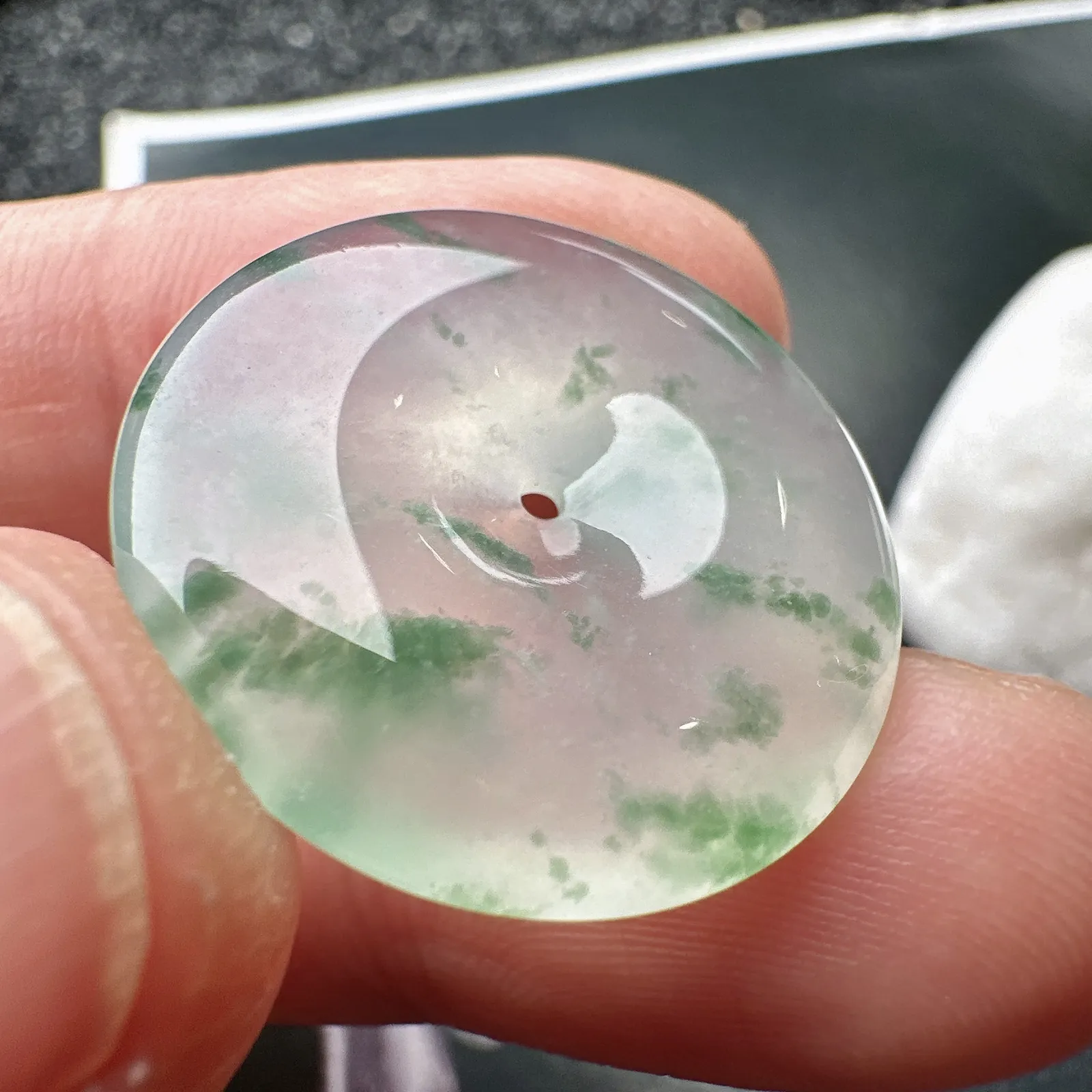 【冰种飘花平安扣】草绿花，质地细腻，冰润十足，种老冰透，荧光闪耀