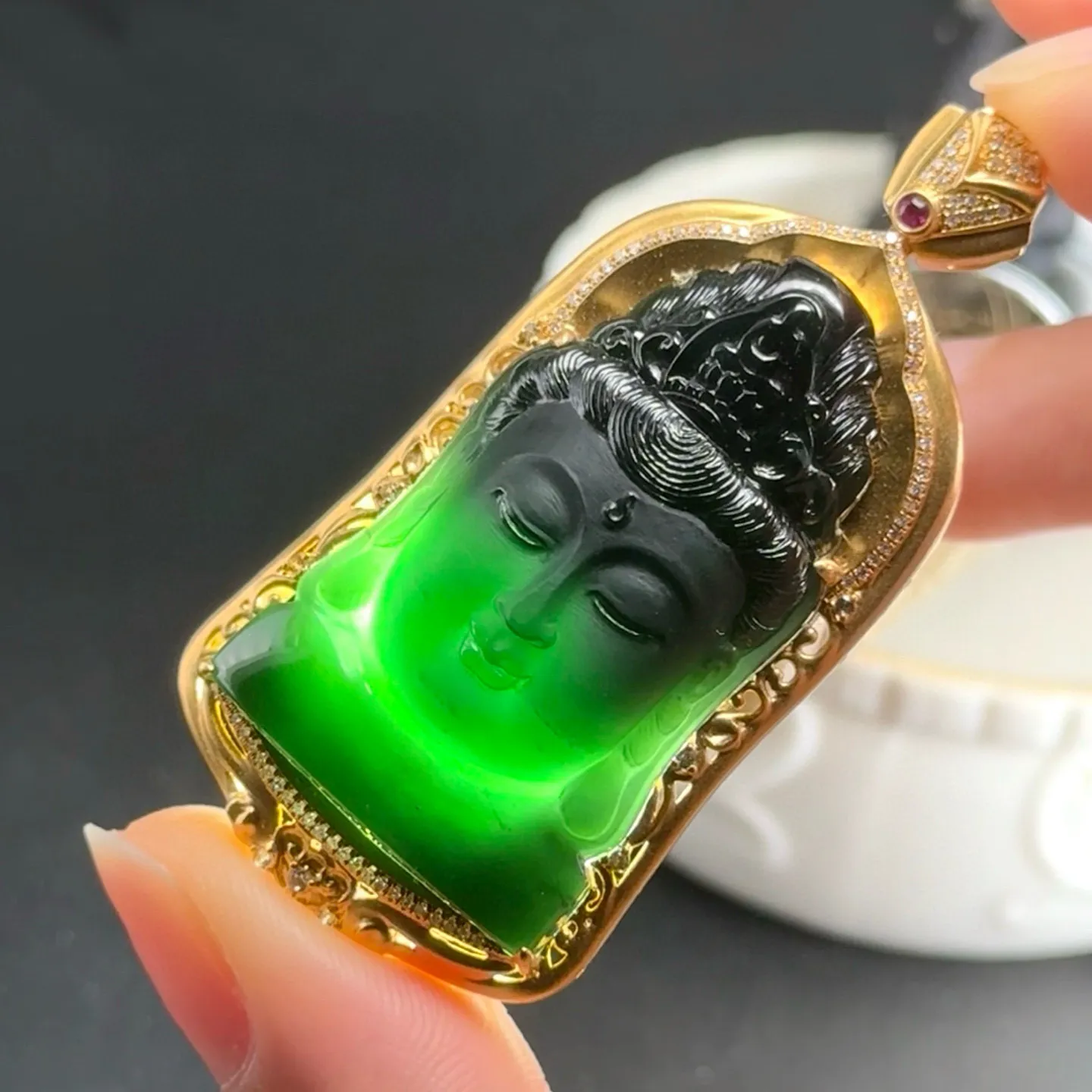 精品18k墨翠观音头 种好色正 黑度极好 打灯通透 油性十足 尺寸55.5
