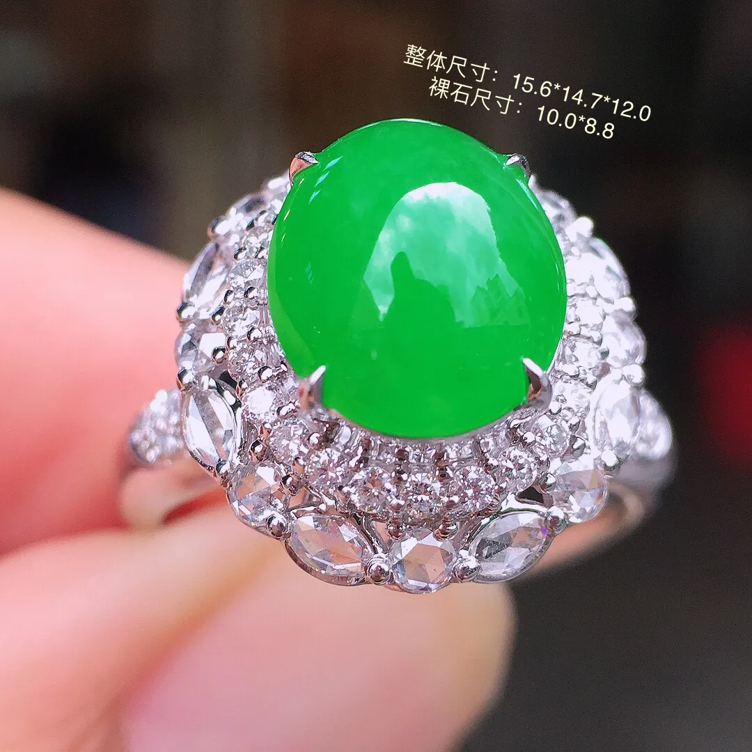 阳绿蛋面戒指，色泽均匀艳丽，玉质细腻，荧光感超
强，饱满圆润，气质满满。18k
金豪华镶嵌