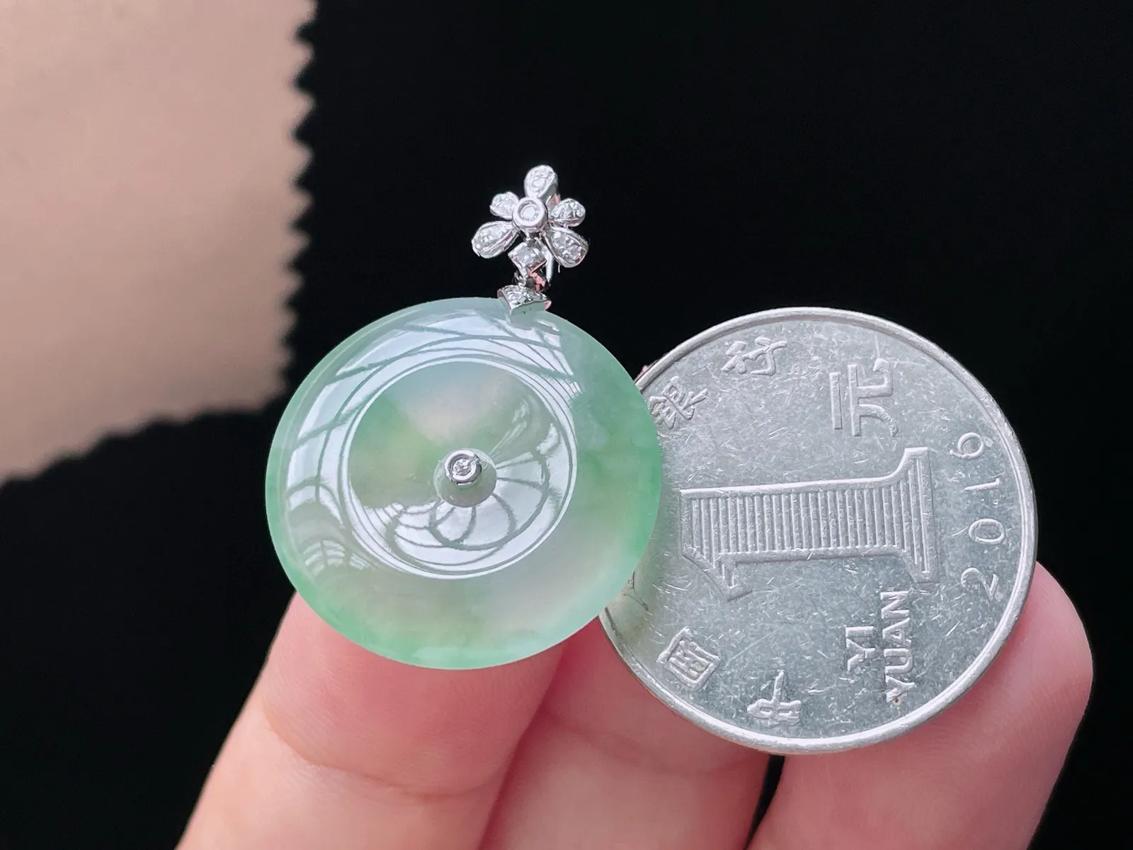 18K 冰种飘花·平安扣

整29.3-21.4-4.1