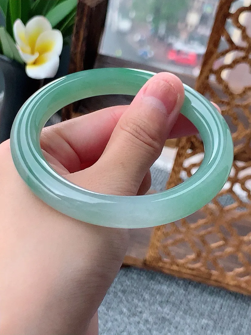a货翡翠老坑飘绿圆条手镯57-58圈口 尺寸57.5×9.8mm 重量57.60g 0618Km