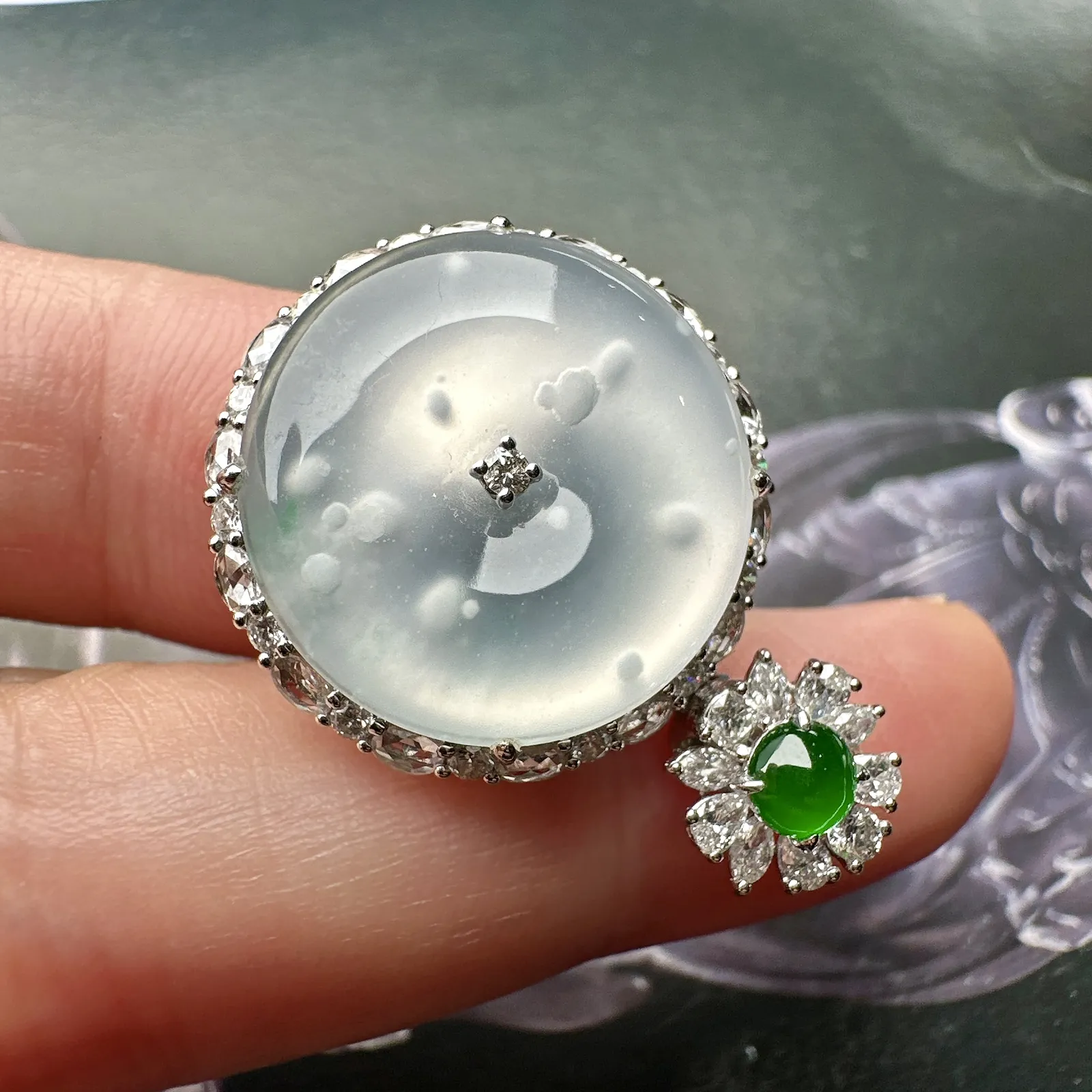 【玻璃种雪花棉平安扣】木那老坑料，质地细腻，冰润十足，种老冰透，荧光闪耀，18k金钻镶嵌，裸石尺寸18*3.7毫米