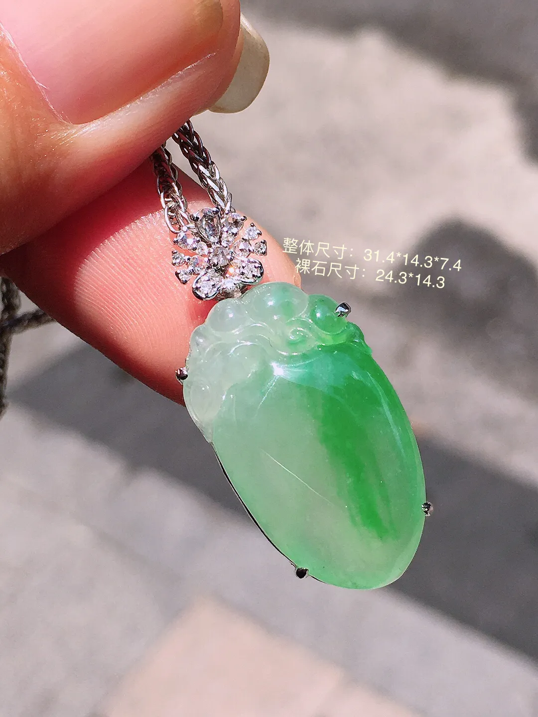 飘绿福瓜吊坠，色泽艳丽，玉质细腻，荧光感超
强，饱满圆润，气质满满。18k
金豪华镶嵌
