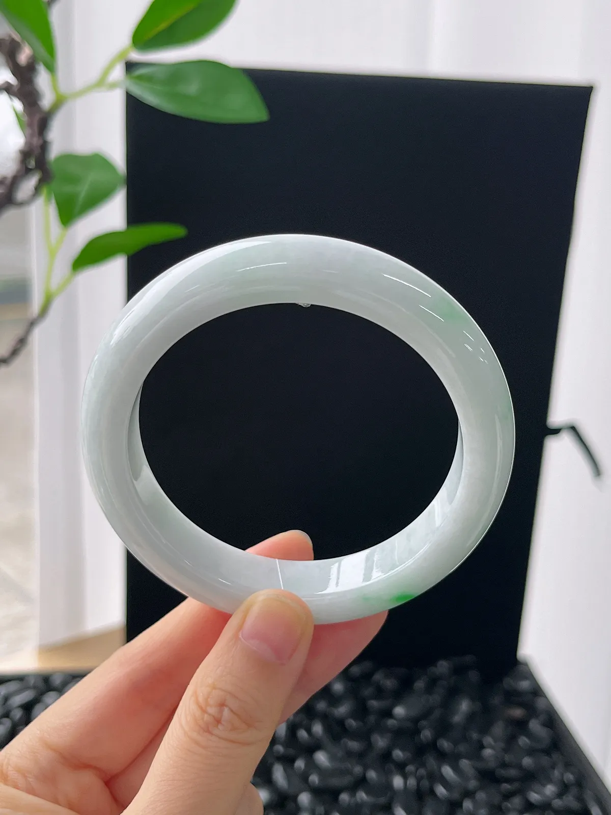 正圈58.5圈口，翡翠糯化种飘一点绿手镯