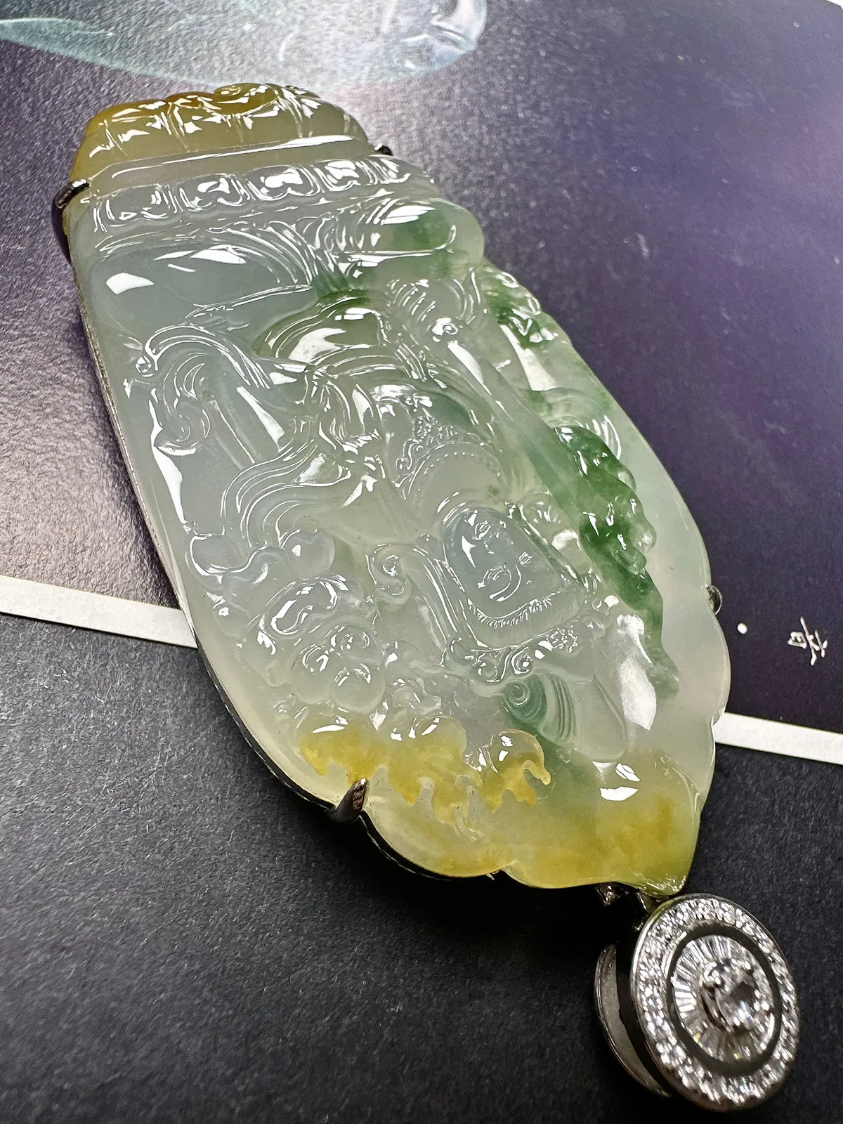 【冰种三彩千手观音牌】非常厚装，底子纯净，冰透闪亮，起强荧光，质地强烈，美感十足，人物雕琢精美，开脸生动形象，体态自然端庄，18k金钻镶嵌，裸石尺寸70.8*38.2*7.6毫米