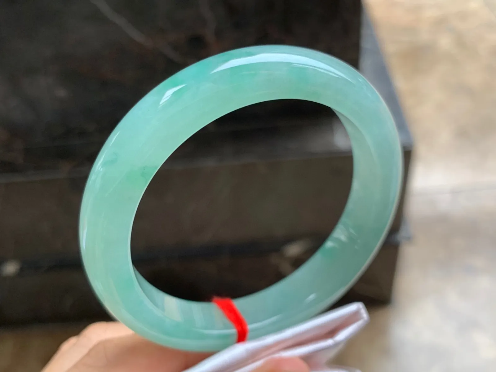 61-12.5-9mm
带色大圈口手镯 水润清新 超大圈口