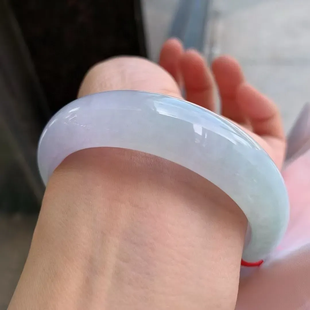 春彩正圈
尺寸：60-16.2-9.2
特色春彩，底色均匀，种水很好，晶体细，卖相不错，上手效果好，大圈口版型好