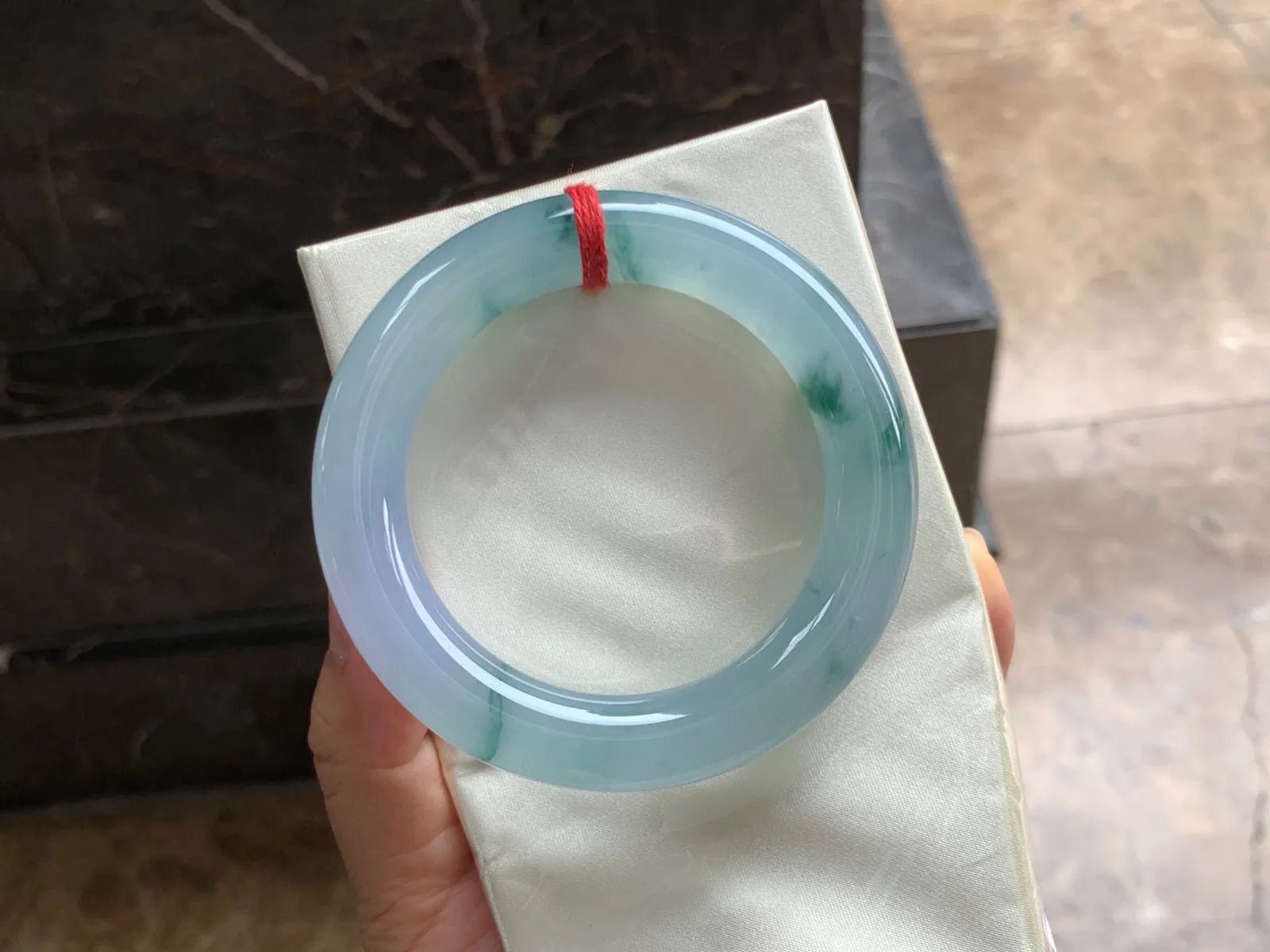 56-12.5mm
冰种飘花圆条手镯 冰透水润 起胶的料子 条形优秀 上手漂亮