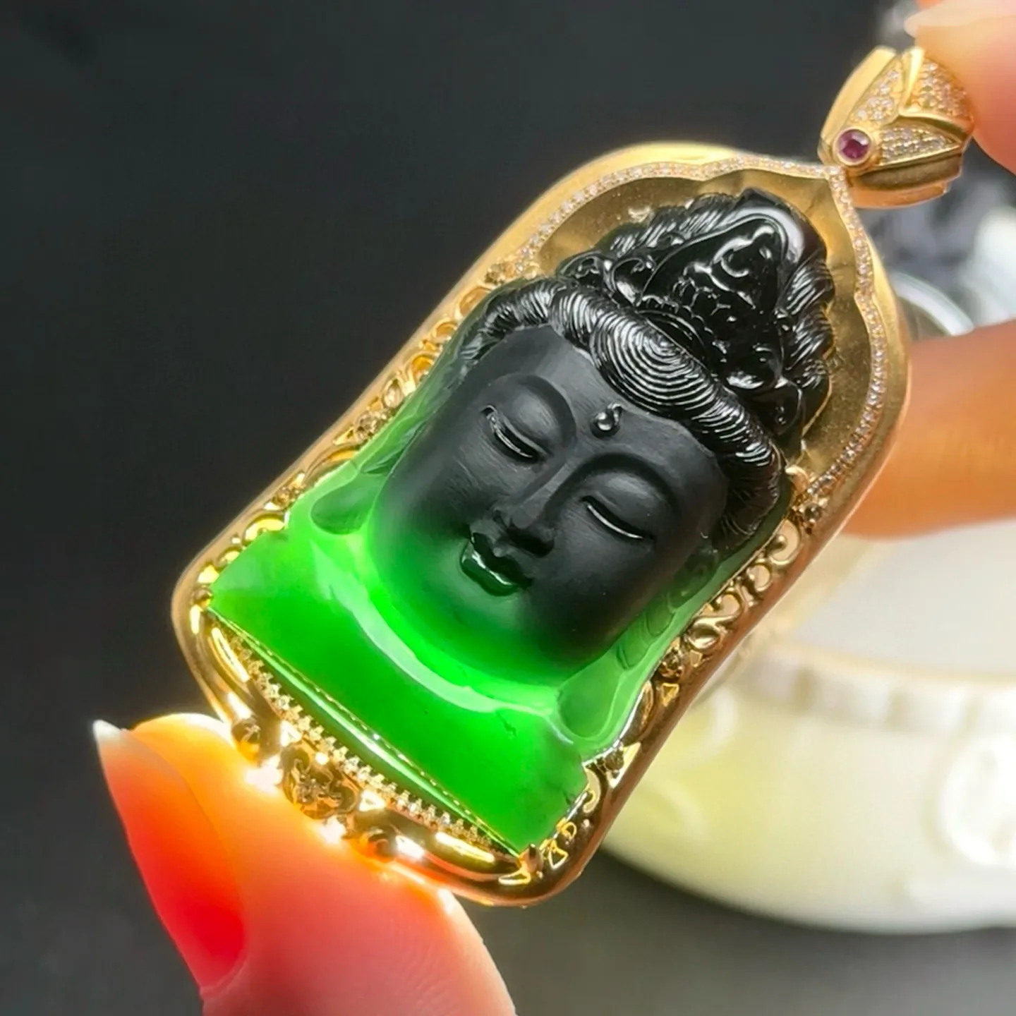 精品18k墨翠观音头 种好色正 黑度极好 打灯通透 油性十足 尺寸55.5