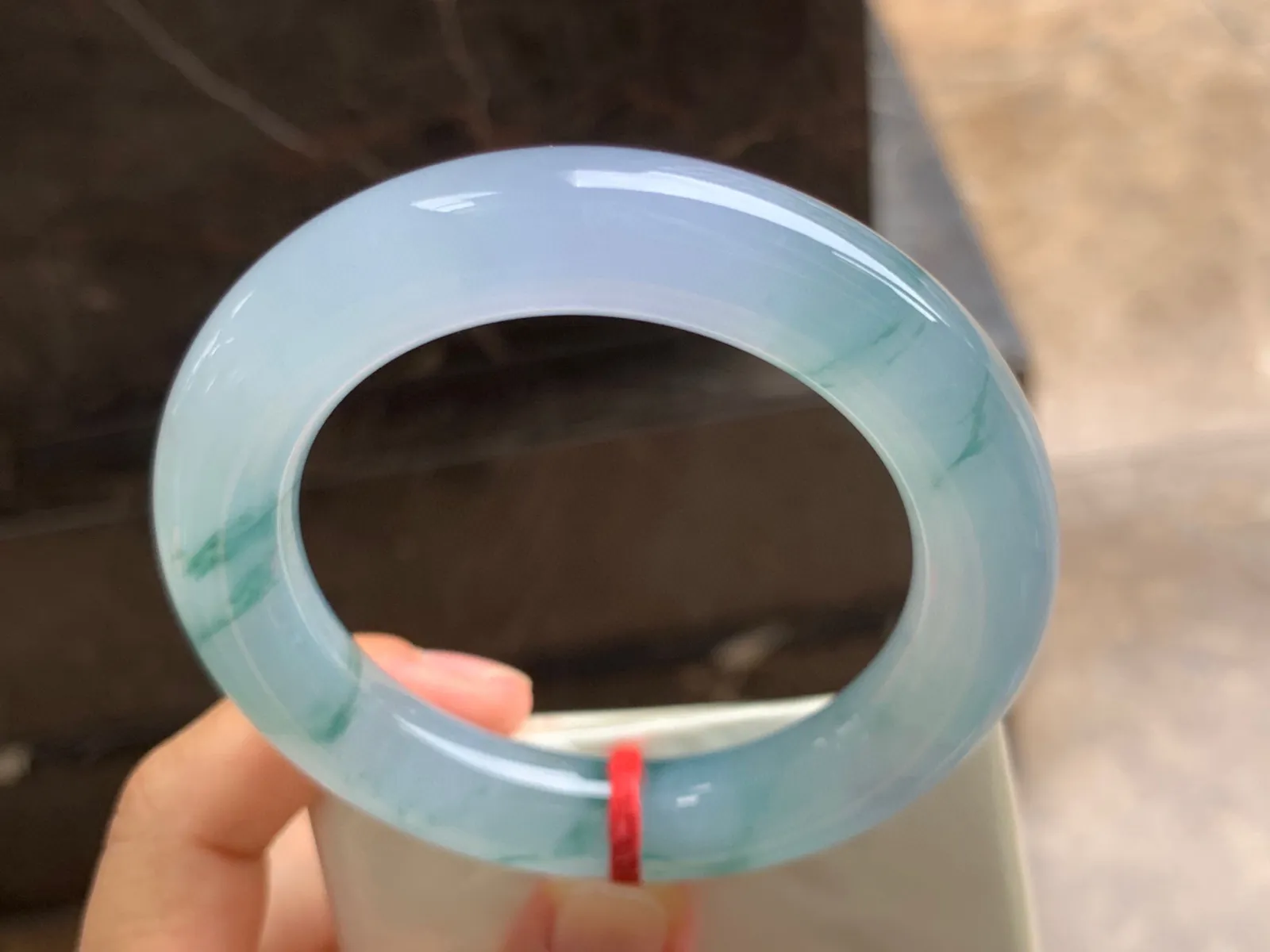 56-12.5mm
冰种飘花圆条手镯 冰透水润 起胶的料子 条形优秀 上手漂亮