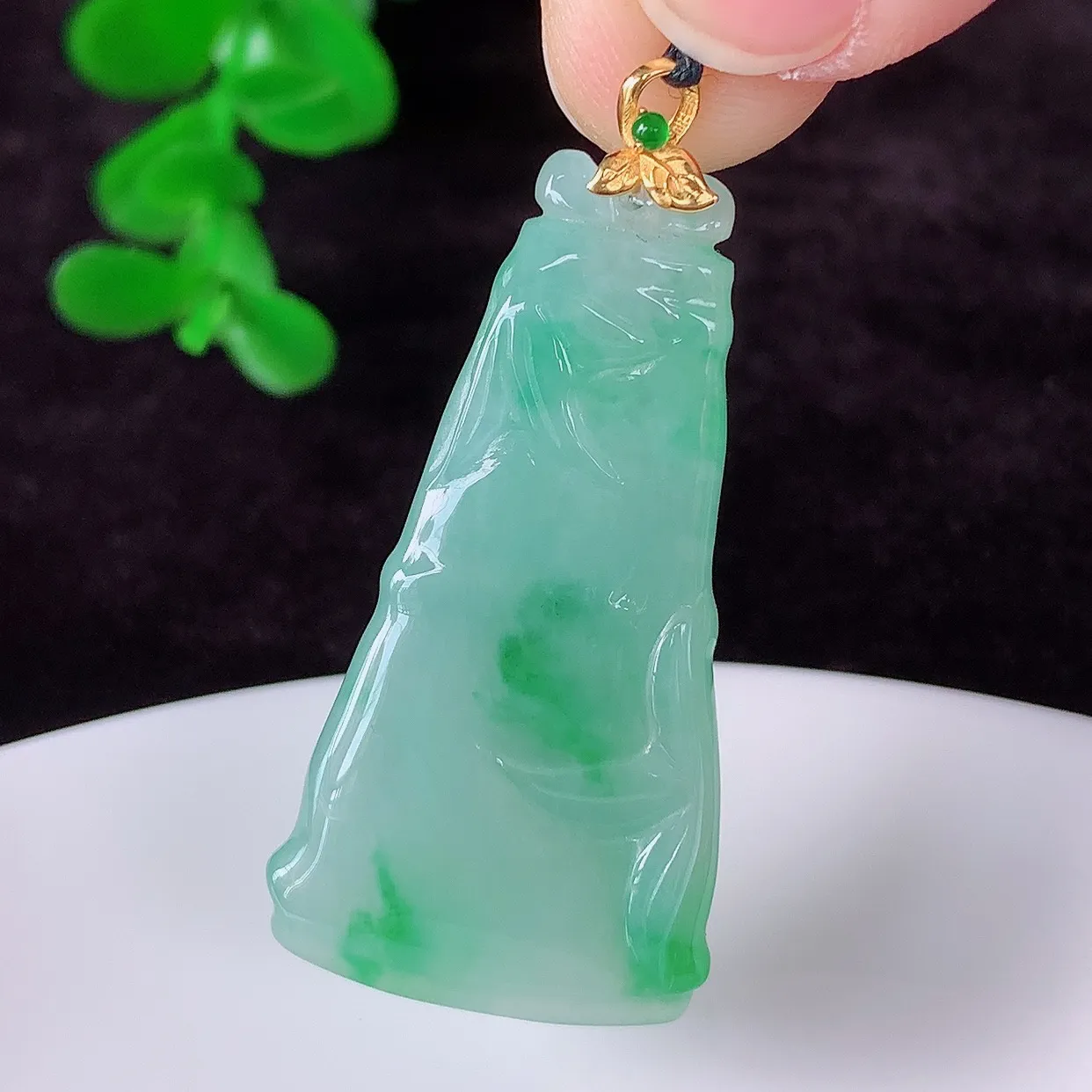 自然光实拍，18K金镶嵌冰润冰糯种飘阳绿翡翠节节高竹节玉坠，款式时尚大方，竹节寓意好，佩戴事业，学业节节高升！#00.26整体40.5*裸石36.5*19*5