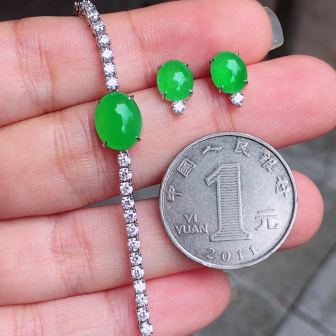 阳绿蛋面套装（手链+耳钉），色泽均匀艳丽，玉质细腻，荧光感超
强，饱满圆润，气质满满。18k
金豪华镶嵌