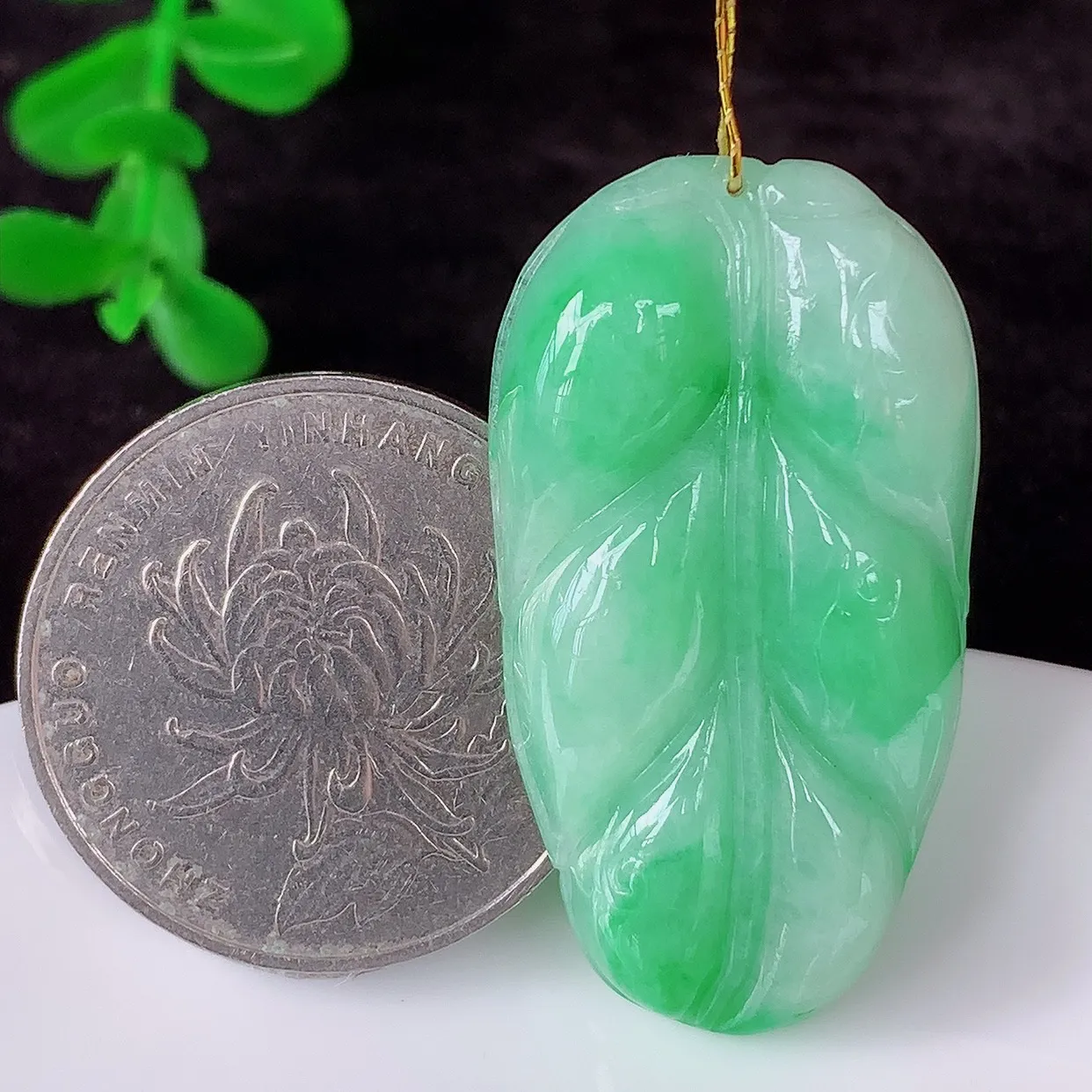 自然光实拍 冰润冰糯种飘阳绿翡翠事业有成叶子吊坠，莹润且起胶，叶子清秀优雅，佩戴大业有成！#35.26