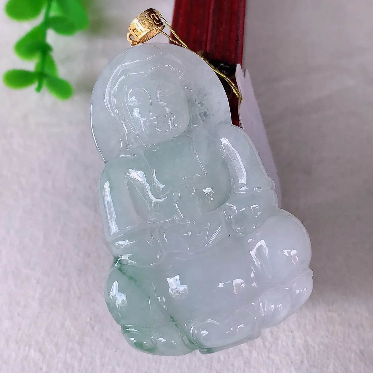 自然光实拍，18K金镶嵌冰飘花翡翠观音吊坠，赐福翡翠观音，翠色迷人，观音面相端庄，佩戴时尚出众！#35.26整体56.5*裸石49.8*32.6*5.8