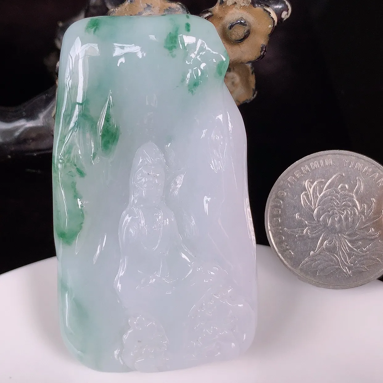 自然光实拍，大件冰润冰糯种飘花翡翠观音吊坠，赐福翡翠观音，翠色迷人，观音面相端庄，佩戴时尚出众！#46.26