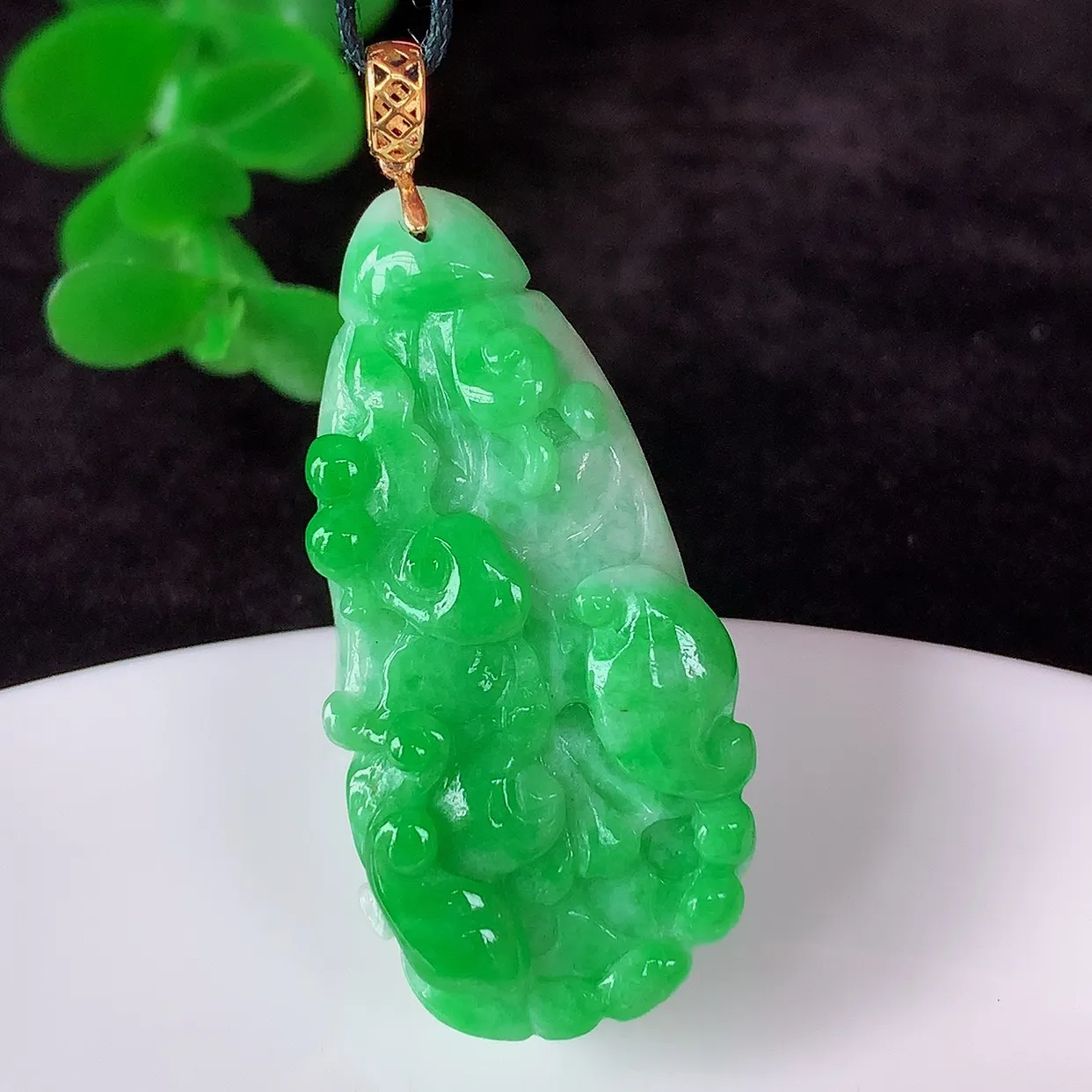 自然光实拍，18K金镶嵌冰润冰糯种辣阳绿翡翠招百财白菜吊坠，百财聚来，财源滚滚，色泽鲜艳，精工水润的白菜，性价比高！#1.26整体41.5*裸石35.5*17.5*10.5
