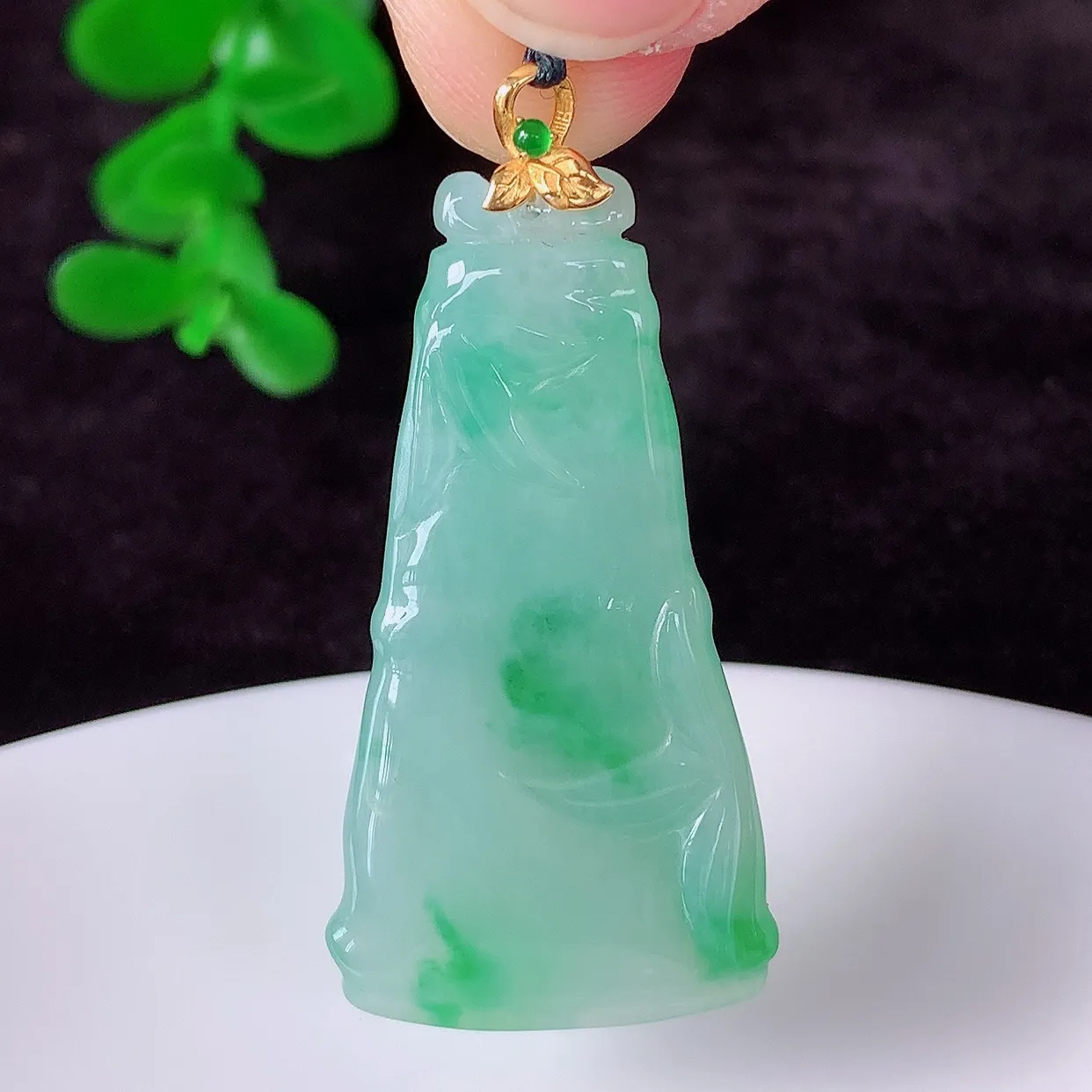 自然光实拍，18K金镶嵌冰润冰糯种飘阳绿翡翠节节高竹节玉坠，款式时尚大方，竹节寓意好，佩戴事业，学业