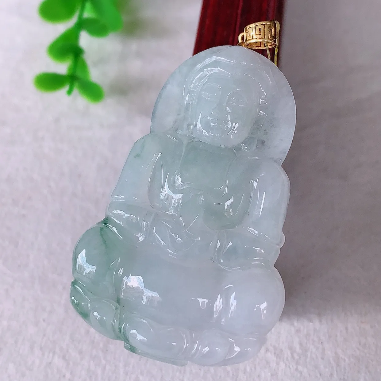 自然光实拍，18K金镶嵌冰飘花翡翠观音吊坠，赐福翡翠观音，翠色迷人，观音面相端庄，佩戴时尚出众！#35.26整体56.5*裸石49.8*32.6*5.8