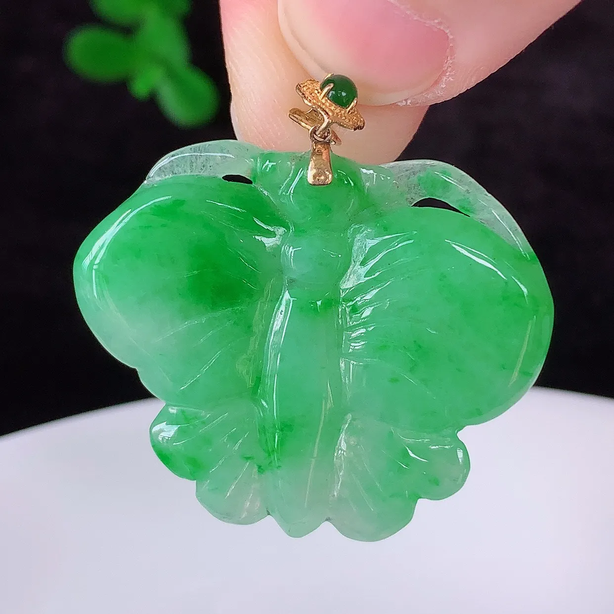 自然光实拍，18k金镶嵌冰糯种飘阳绿翡翠蝴蝶吊坠，沁人心脾，精致典雅的设计，为佩戴者，增添色彩，送礼