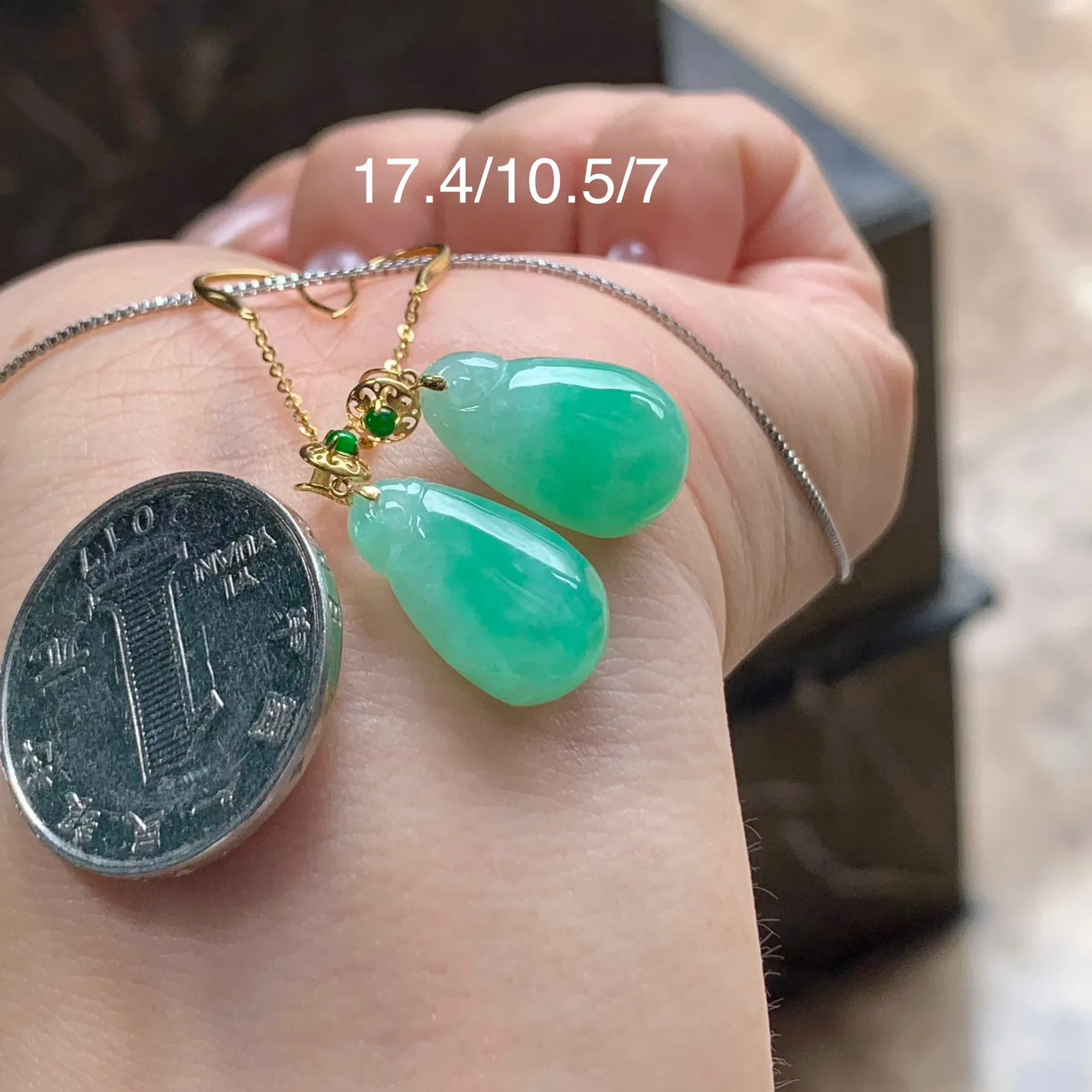 带色福袋耳坠
清爽 真金镶嵌