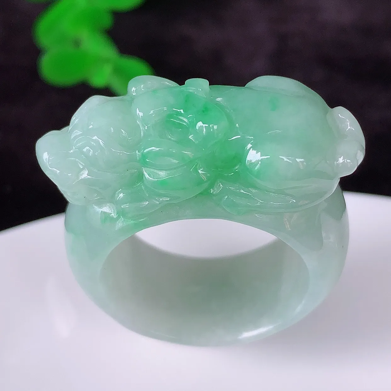 自然光实拍，冰润冰糯种飘绿翡翠招财貔貅19.5mm内径翡翠扳指，冰润指环，玉扳指，财源滚滚，玉质细腻