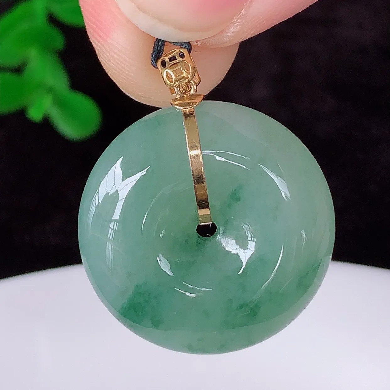 自然光实拍，18K金镶嵌水润冰糯种飘花翡翠平安扣吊坠，翡翠平安扣，冰润光泽，寓意平平安安，平安扣佩戴时尚漂亮！#46.26