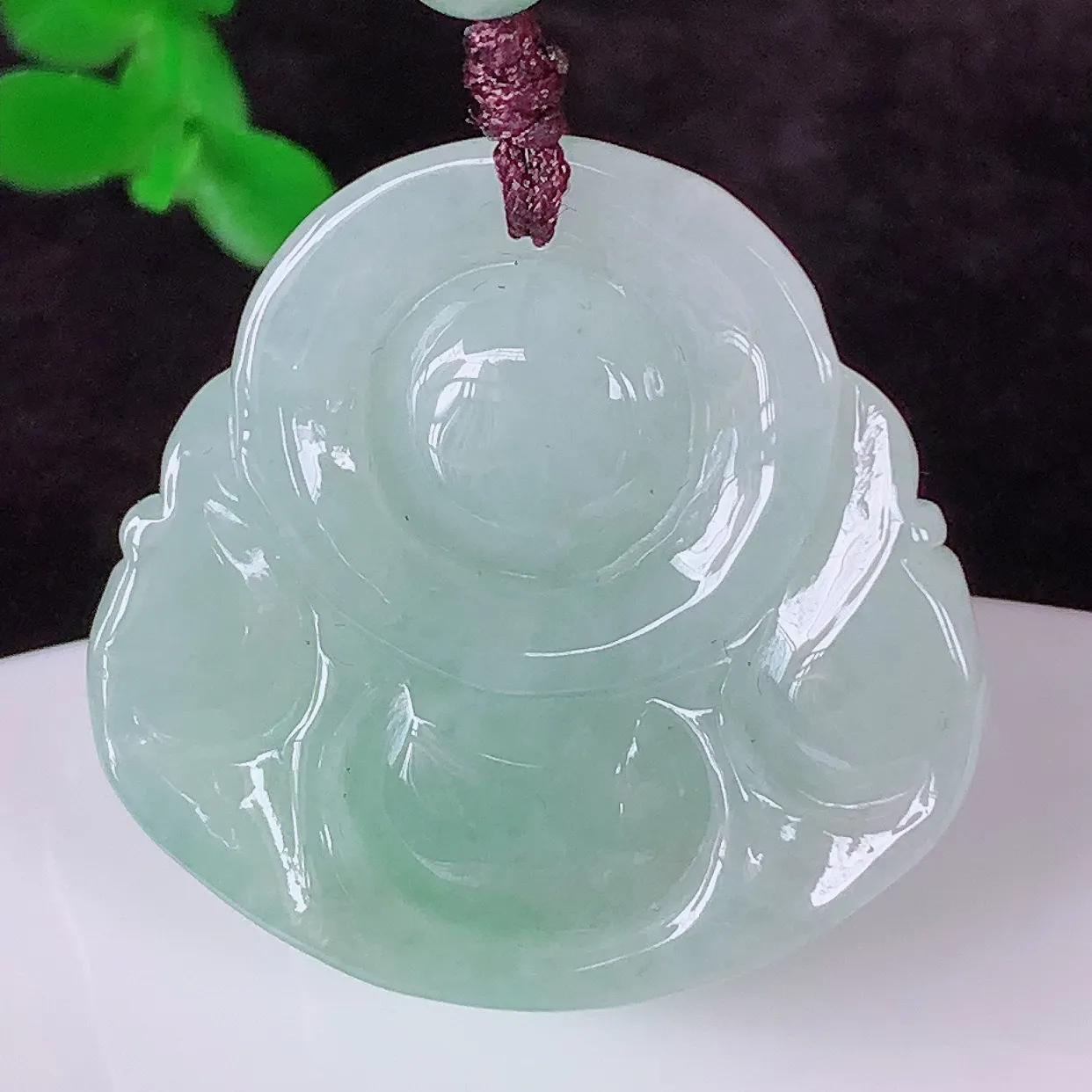 自然光实拍，厚装冰润冰糯种飘绿翡翠佛公吊坠，饱满， 佛公亦保平安，寓意有福（佛公）相伴，配戴优雅迷人！#46.26