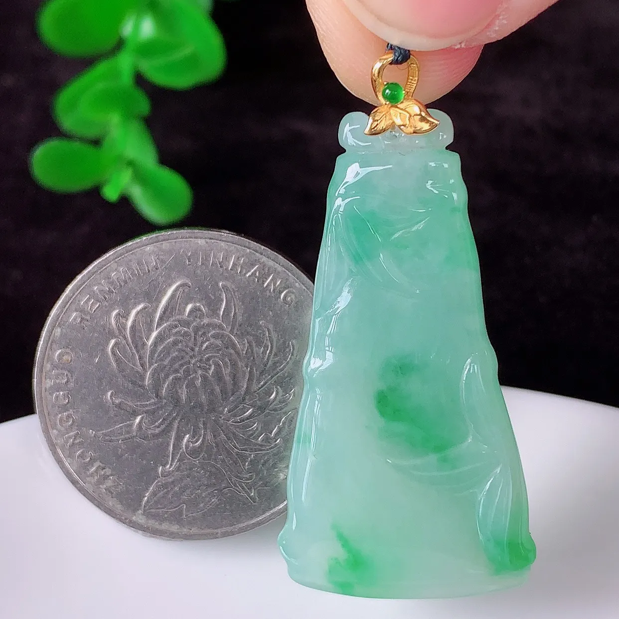 自然光实拍，18K金镶嵌冰润冰糯种飘阳绿翡翠节节高竹节玉坠，款式时尚大方，竹节寓意好，佩戴事业，学业节节高升！#00.26整体40.5*裸石36.5*19*5