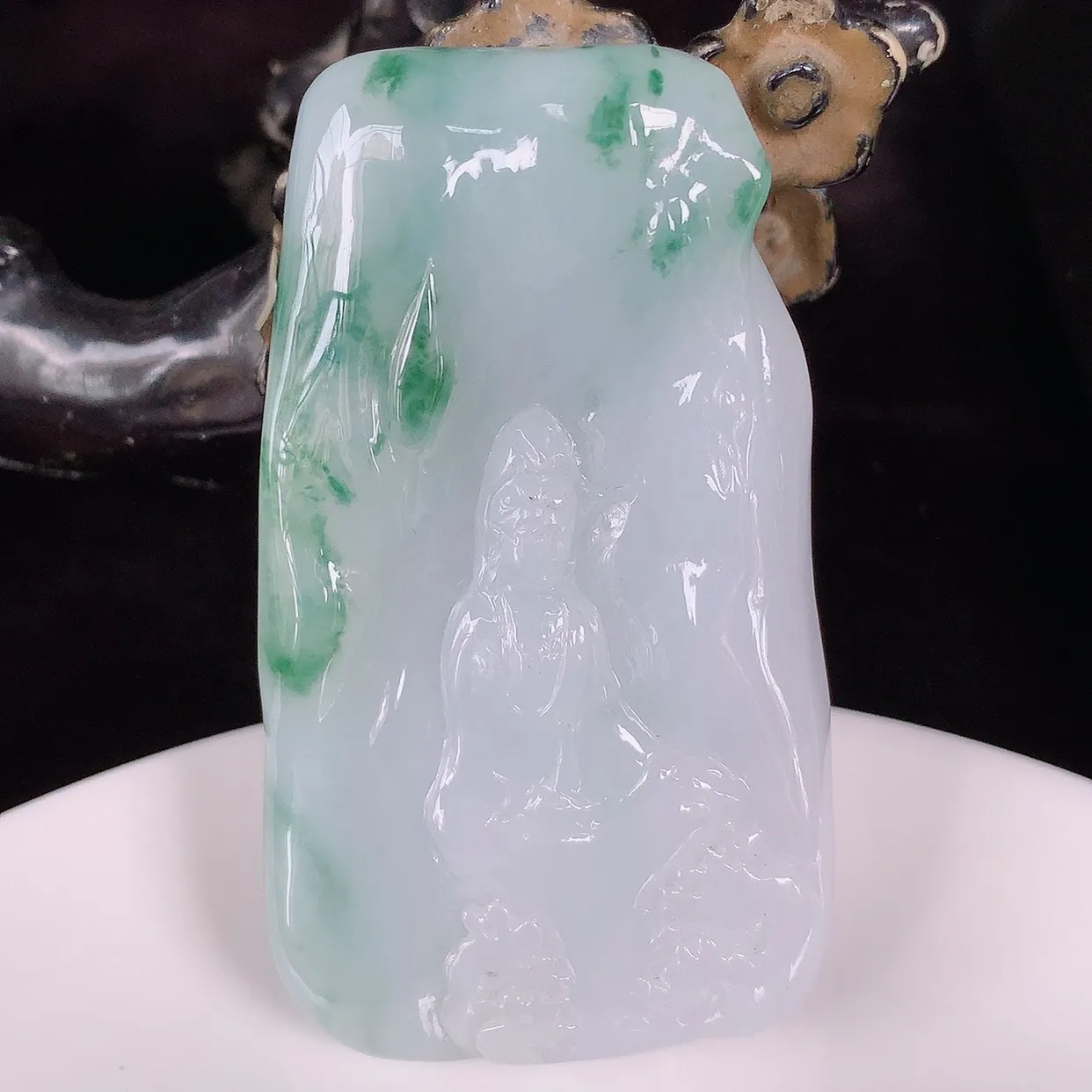 自然光实拍，大件冰润冰糯种飘花翡翠观音吊坠，赐福翡翠观音，翠色迷人，观音面相端庄，佩戴时尚出众！#4