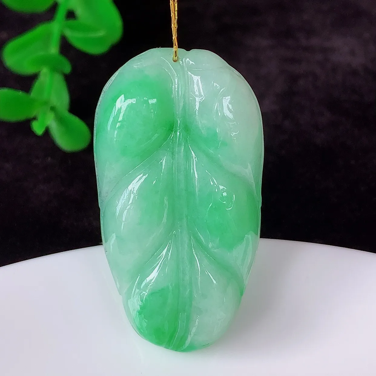 自然光实拍 冰润冰糯种飘阳绿翡翠事业有成叶子吊坠，莹润且起胶，叶子清秀优雅，佩戴大业有成！#35.26