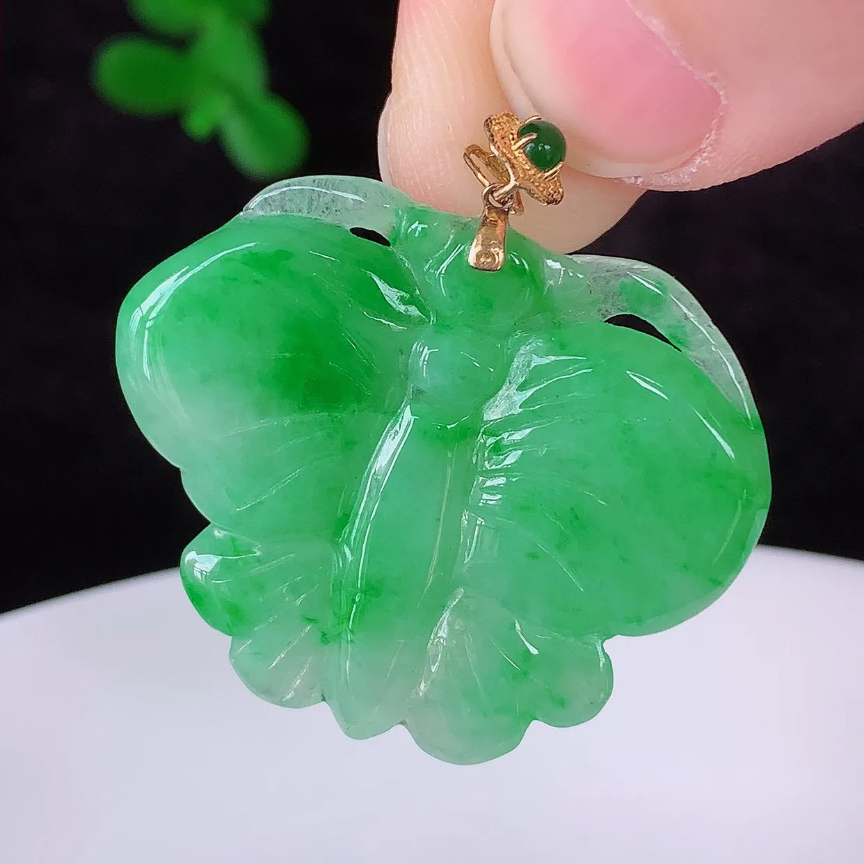 自然光实拍，18k金镶嵌冰糯种飘阳绿翡翠蝴蝶吊坠，沁人心脾，精致典雅的设计，为佩戴者，增添色彩，送礼自留都是佳品选择！#55.26整体29.6*裸石24.5*29.5*3