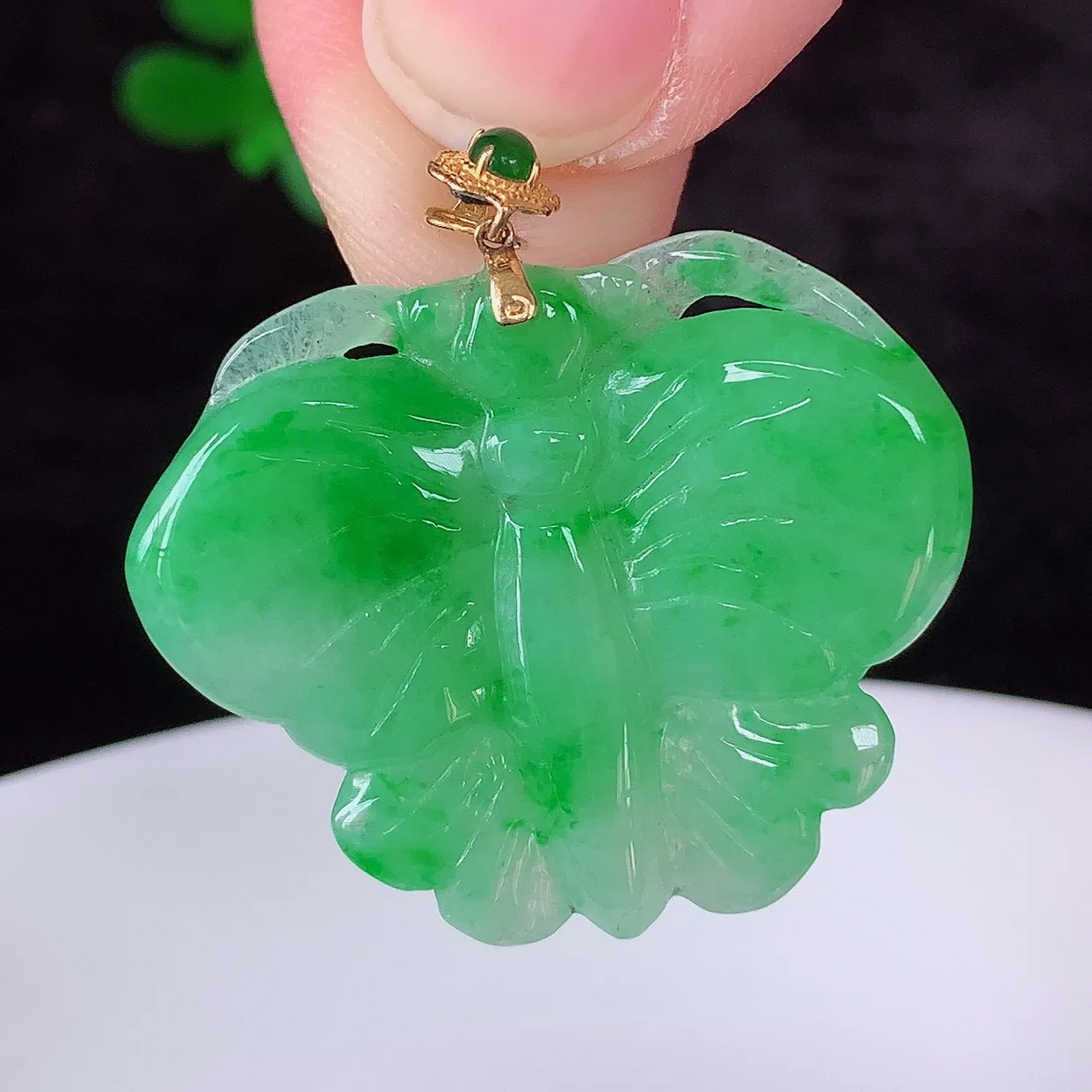 自然光实拍，18k金镶嵌冰糯种飘阳绿翡翠蝴蝶吊坠，沁人心脾，精致典雅的设计，为佩戴者，增添色彩，送礼自留都是佳品选择！#55.26整体29.6*裸石24.5*29.5*3