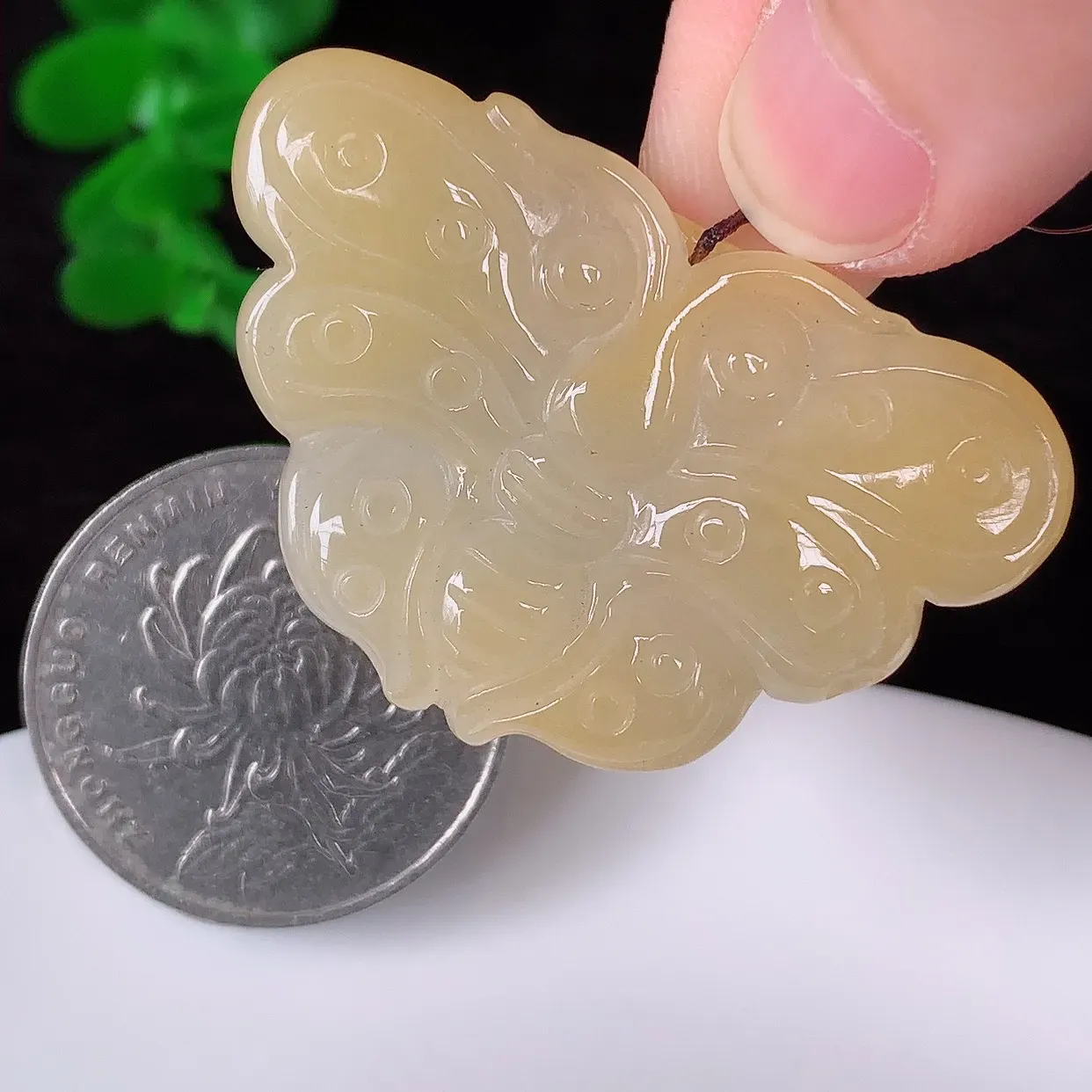 自然光实拍 冰润冰糯种黄翡翡翠蝴蝶吊坠，种老水足，翠色灵动，寓意美好 佩戴时尚出众！#57.26