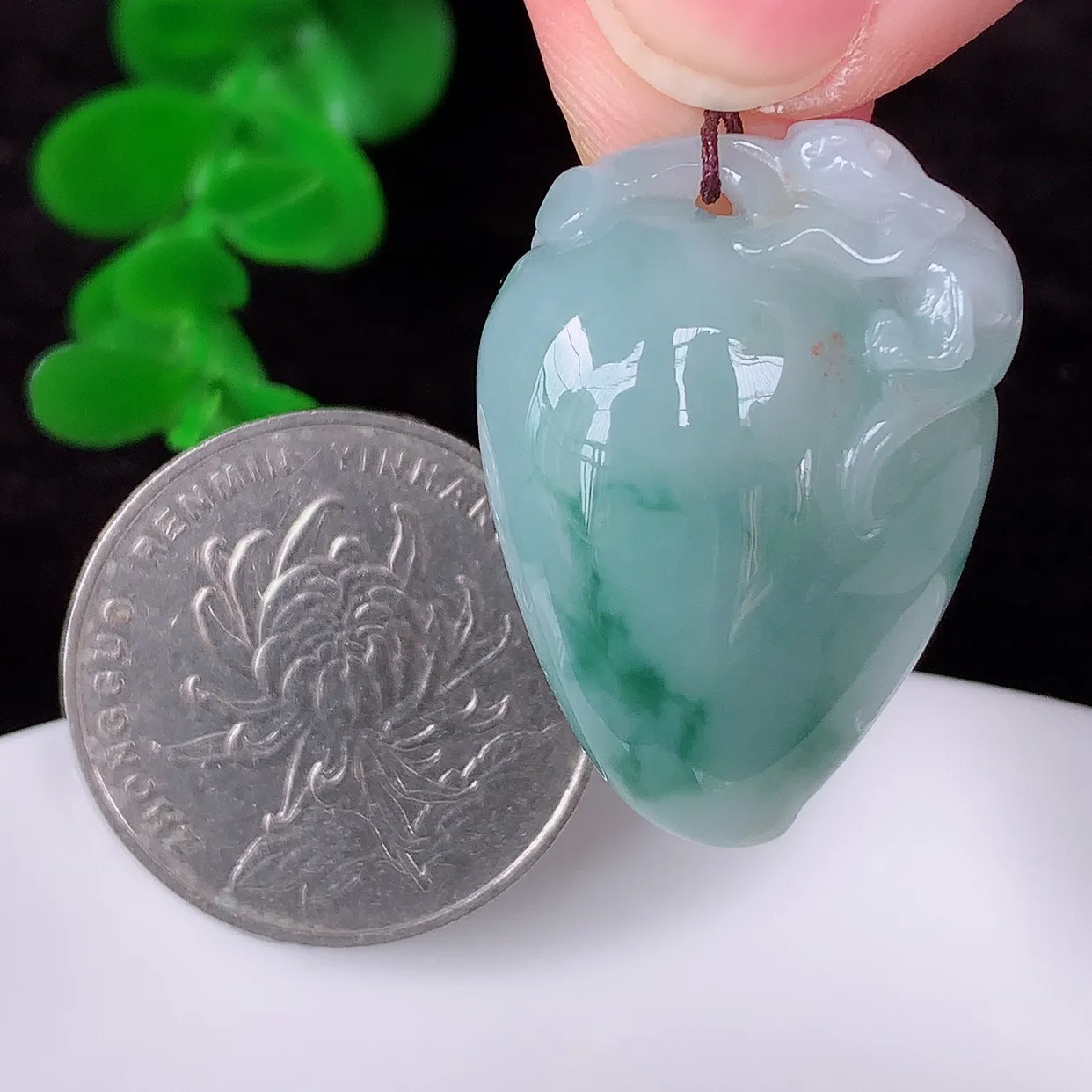 自然光实拍，冰润冰糯种飘花翡翠招财福瓜吊坠，翡翠福瓜招财瓜，冰润且起胶感，佩戴效果优雅迷人！#57.26
