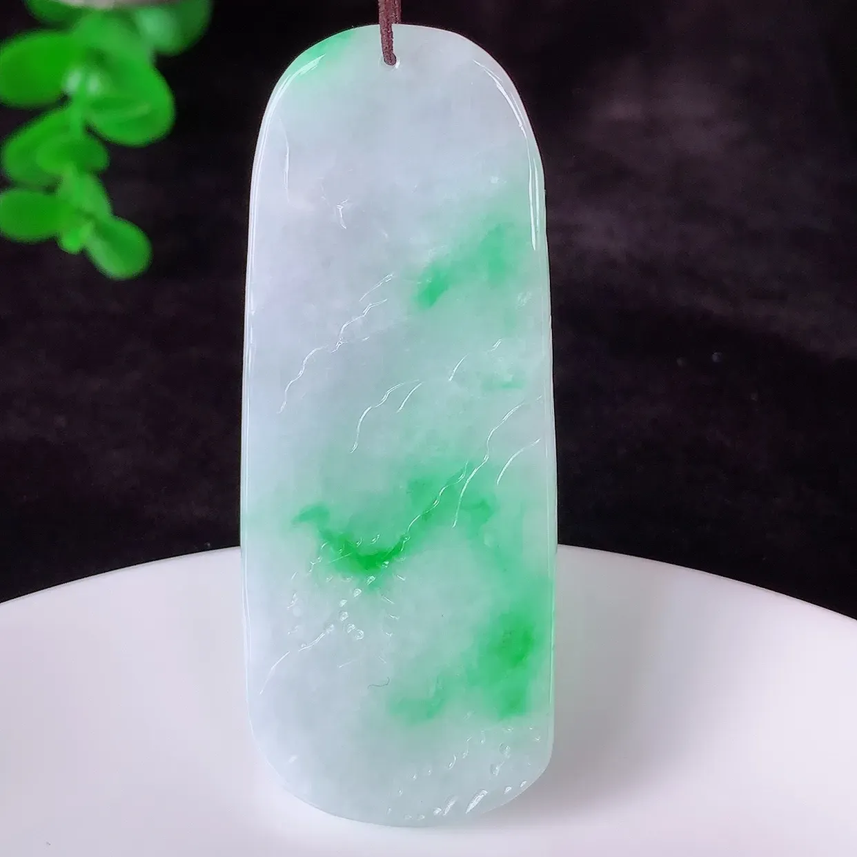 自然光实拍，冰润冰糯种飘阳绿翡翠山水牌吊坠，翡翠山水，立体生动形象，山水素材布局合理，意境感佳，佩戴上身效果更高贵 #00.26