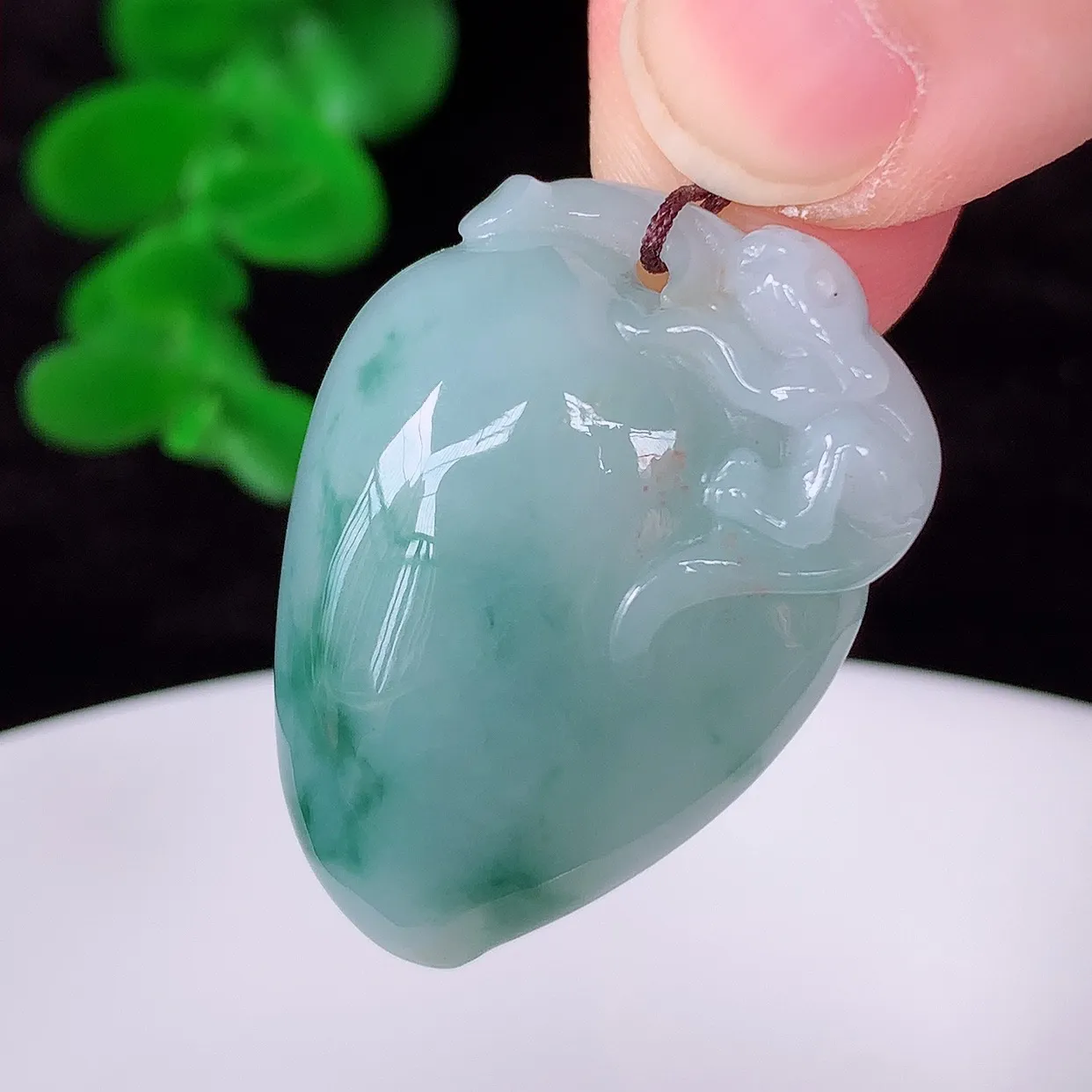 自然光实拍，冰润冰糯种飘花翡翠招财福瓜吊坠，翡翠福瓜招财瓜，冰润且起胶感，佩戴效果优雅迷人！#57.26