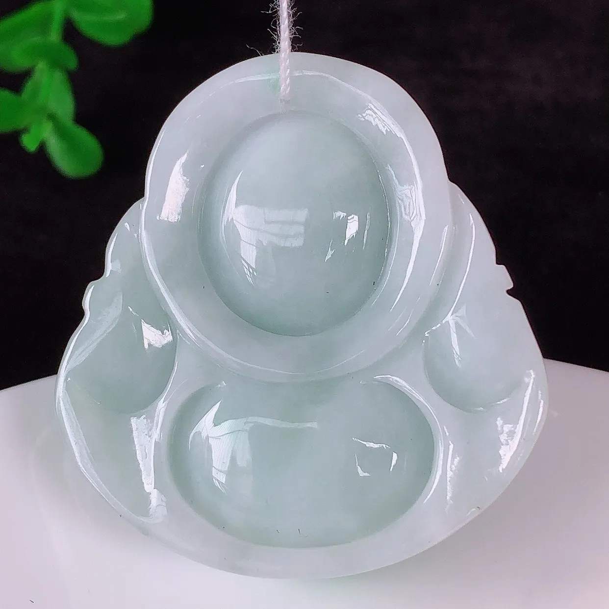 自然光实拍，大件厚装冰润冰糯种飘阳绿翡翠佛公吊坠，饱满  佛公亦保平安，寓意有福（佛公）相伴，配戴优雅迷人！#46.26