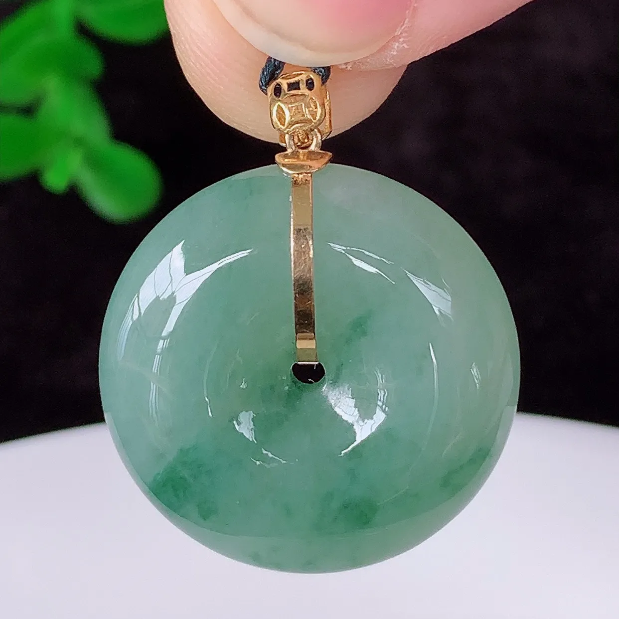 自然光实拍，18K金镶嵌水润冰糯种飘花翡翠平安扣吊坠，翡翠平安扣，冰润光泽，寓意平平安安，平安扣佩戴时尚漂亮！#46.26