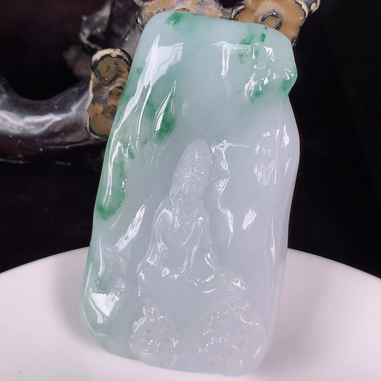 自然光实拍，大件冰润冰糯种飘花翡翠观音吊坠，赐福翡翠观音，翠色迷人，观音面相端庄，佩戴时尚出众！#46.26