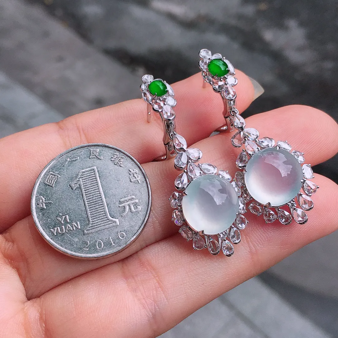 冰种蛋面耳坠，玉质细腻，荧光感超
强，饱满圆润，气质满满。18k
金豪华镶嵌