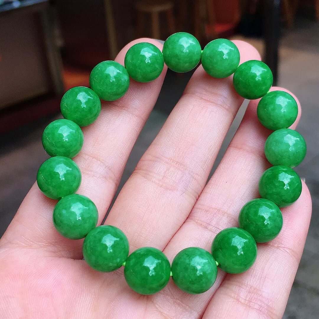 阳绿珠子手串，色泽均匀艳丽，玉质细腻，荧光感超
强，饱满圆润，气质满满。