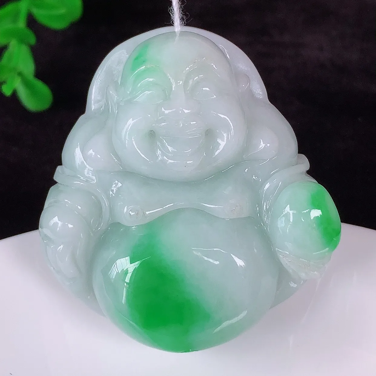 自然光实拍，大件厚装冰润冰糯种飘阳绿翡翠佛公吊坠，饱满  佛公亦保平安，寓意有福（佛公）相伴，配戴优