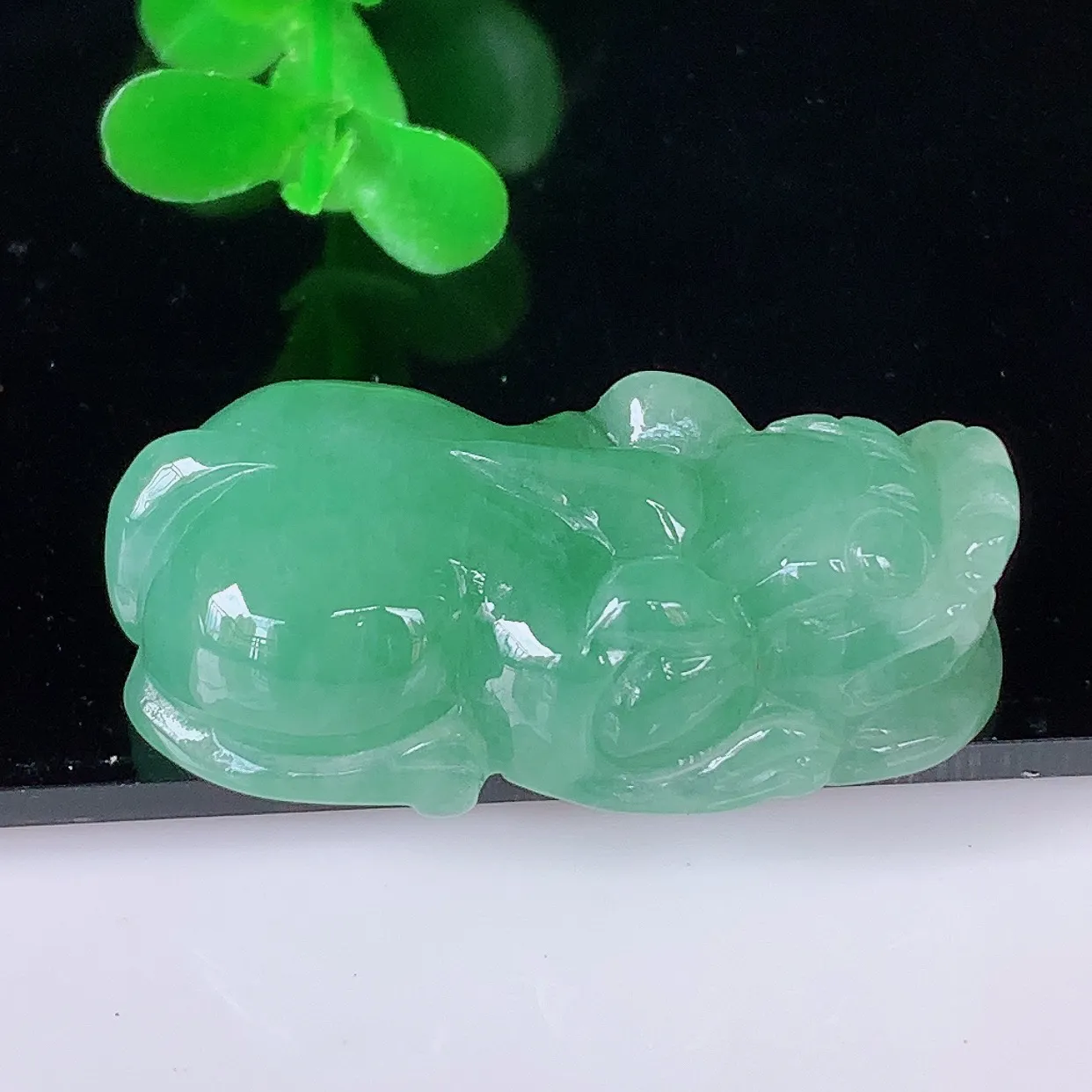 自然光实拍，冰润冰糯种满绿翡翠招财貔貅吊坠，民间有“一摸貔貅运程旺盛，再摸貔貅财运滚滚，三摸貔貅平步青云 ”的美好祝愿。#57.26
