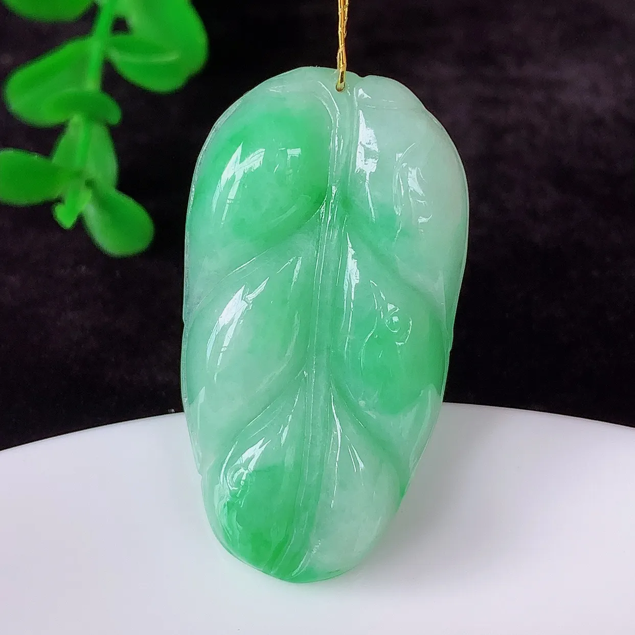 自然光实拍 冰润冰糯种飘阳绿翡翠事业有成叶子吊坠，莹润且起胶，叶子清秀优雅，佩戴大业有成！#35.26