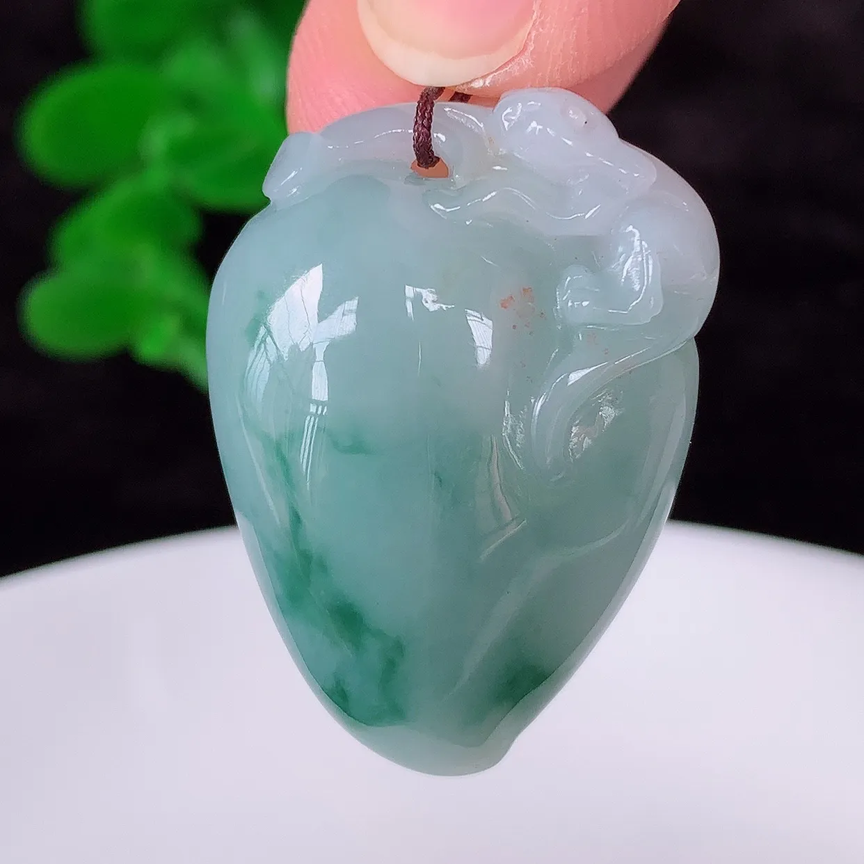 自然光实拍，冰润冰糯种飘花翡翠招财福瓜吊坠，翡翠福瓜招财瓜，冰润且起胶感，佩戴效果优雅迷人！#57.
