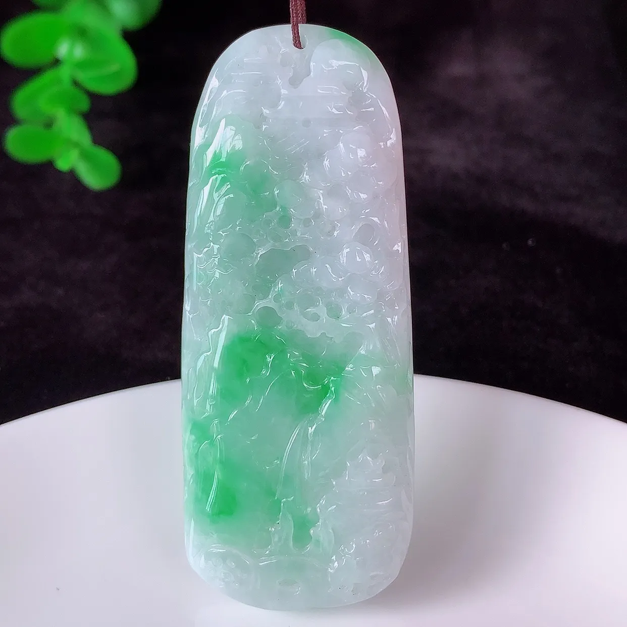 自然光实拍，冰润冰糯种飘阳绿翡翠山水牌吊坠，翡翠山水，立体生动形象，山水素材布局合理，意境感佳，佩戴上身效果更高贵 #00.26
