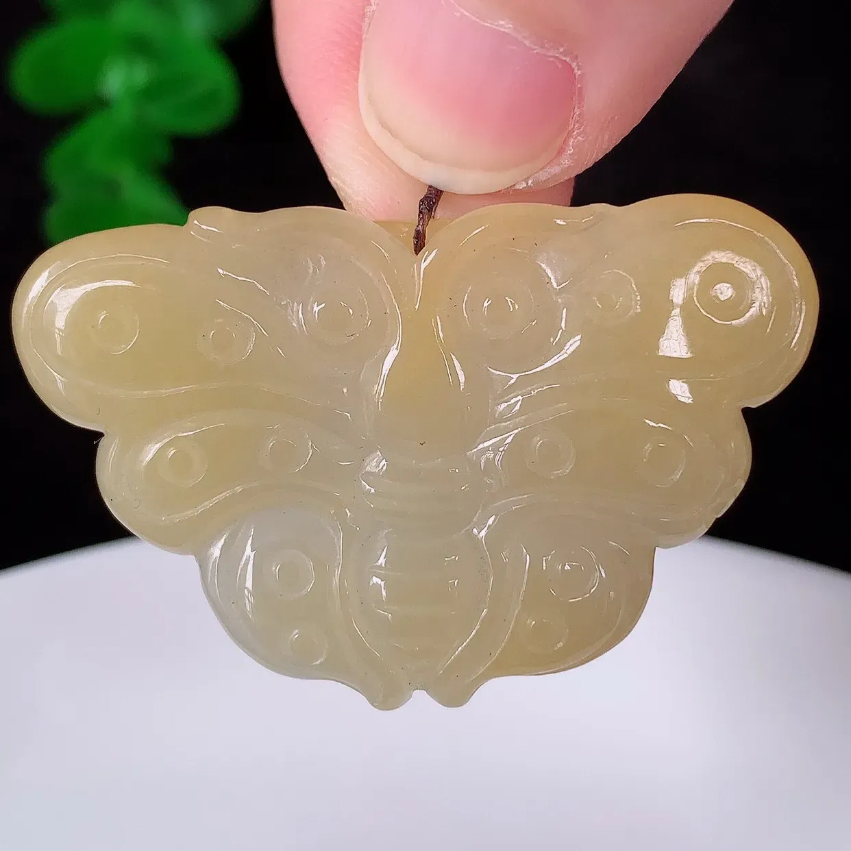 自然光实拍 冰润冰糯种黄翡翡翠蝴蝶吊坠，种老水足，翠色灵动，寓意美好 佩戴时尚出众！#57.26