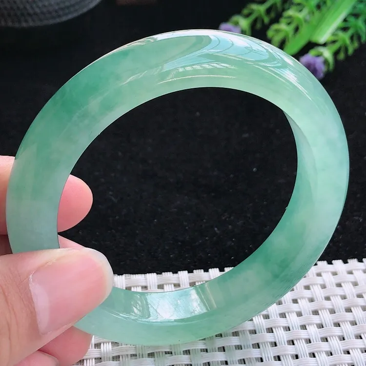 自然光57/12.2/9.5老坑冰种果冻胶冰蓝飘花天空蓝手镯翡翠玉镯美人镯