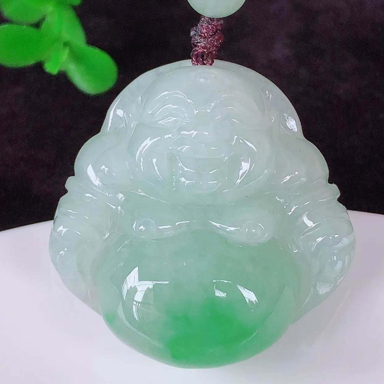 自然光实拍，厚装冰润冰糯种飘绿翡翠佛公吊坠，饱满， 佛公亦保平安，寓意有福（佛公）相伴，配戴优雅迷人